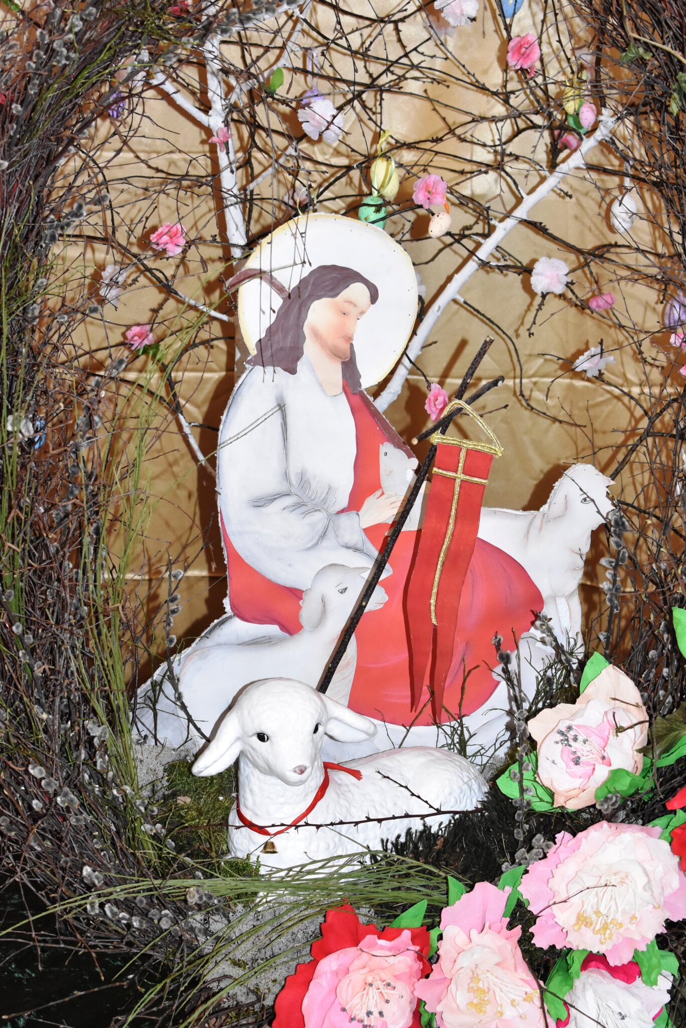 Dekoracja wielkanocna na korytarzu szkolnym