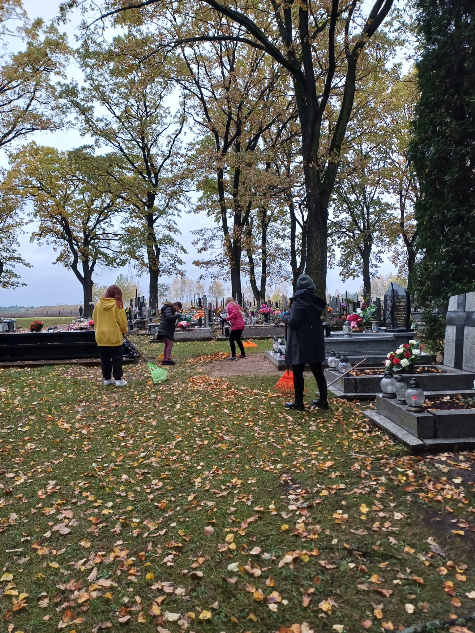 Sprzątanie cmentarza parafialnego