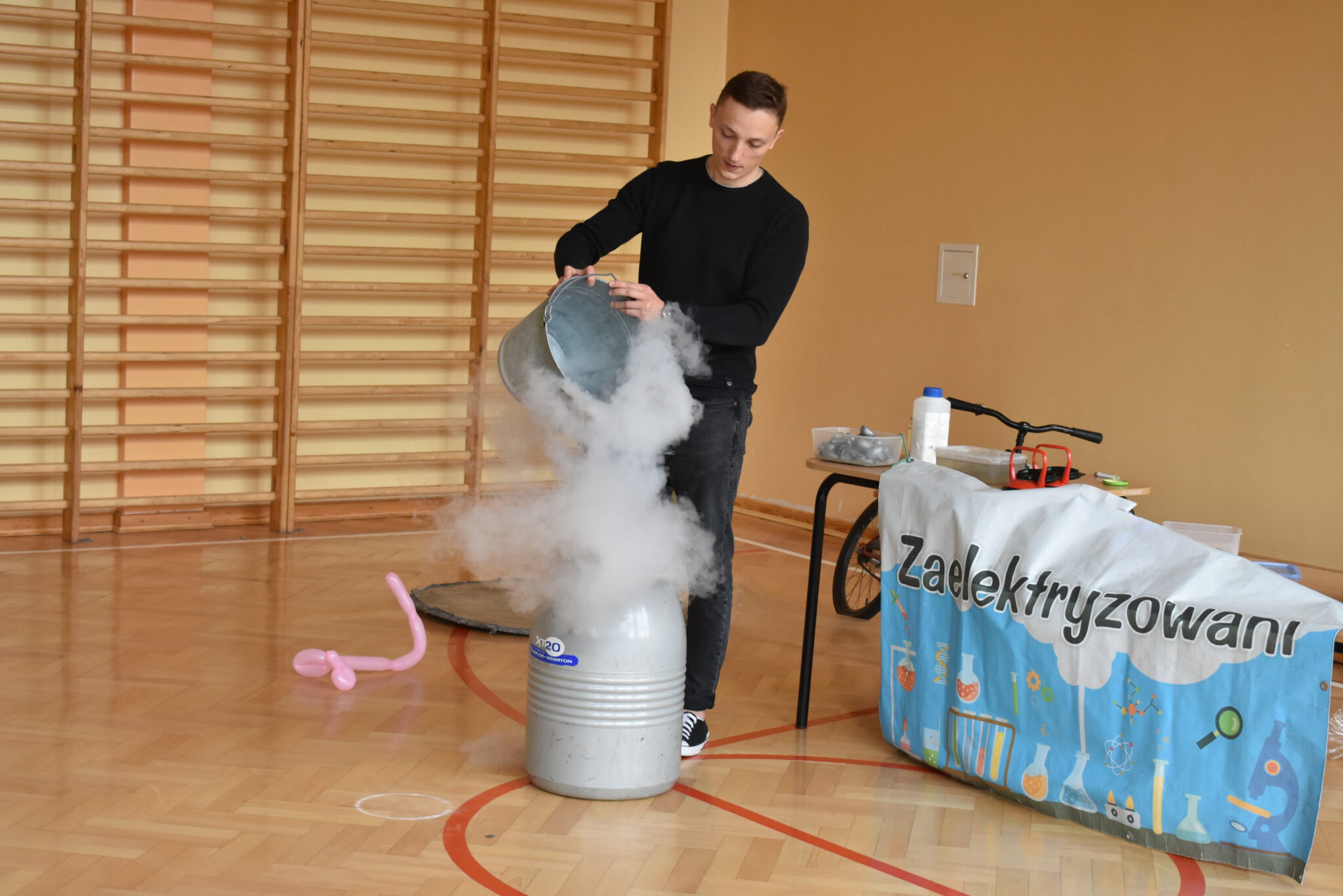 Pokaz chemiczno- fizyczny: „ Poczuj chemię do fizyki” grupy: Zaelektryzowani