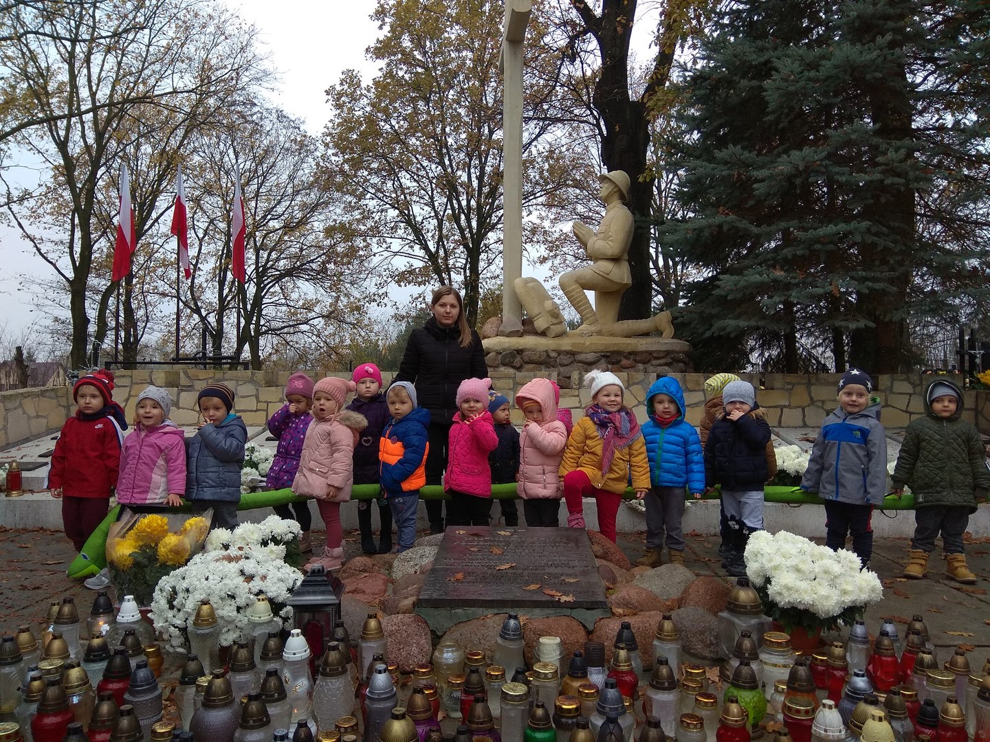 Pamiętamy o zmarłych – wizyta na cmentarzu parafialnym